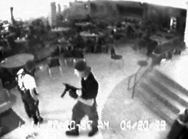 Algumas fotos de Columbine High School após o massacre. ⚠️ conteúdo sensível ⚠️