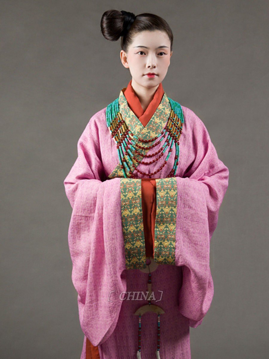 Hanfu |Warring States Period
Style:直裾|ZhiJu
Source of cultural relics：马山楚墓直裾袍
Source of clothes：执绮
#hanfu #한푸 #ChineseStyle #hanfu_challenge #ChineseCulture  #hánphục #chinesefashion  #cpop #traditionalcostume #traditionalclothes #chinesetraditionaldress