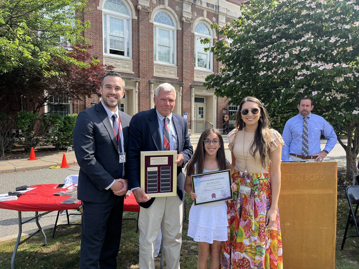 StratfordAveGC's tweet photo. It was a privilege to award the first ever Leigh Dowden Leadership Award and the Heart of Art Award in honor of Jennifer DeFliese.  #legacy #StratfordStrong @ChrisHartiganGC @LaurenQuezadaGC @leighdowden @GCUFSD https://t.co/RqHgcD9Qqo