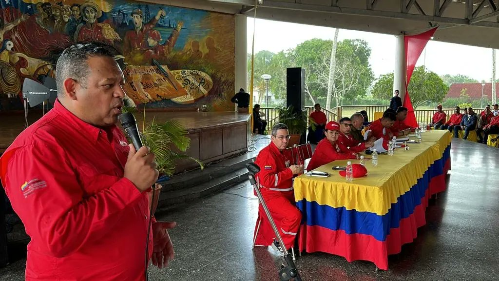 🛢️Estuvieron presentes el primer vicepresidente del #PSUV, Diosdado Cabello, y el ministro de Petróleo, Pedro Rafael Tellechea. Durante el encuentro, se escucharon y se atendieron los planteamientos de los trabajadores y trabajadoras de la industria.

<a href="/dcabellor/">Diosdado Cabello R</a>