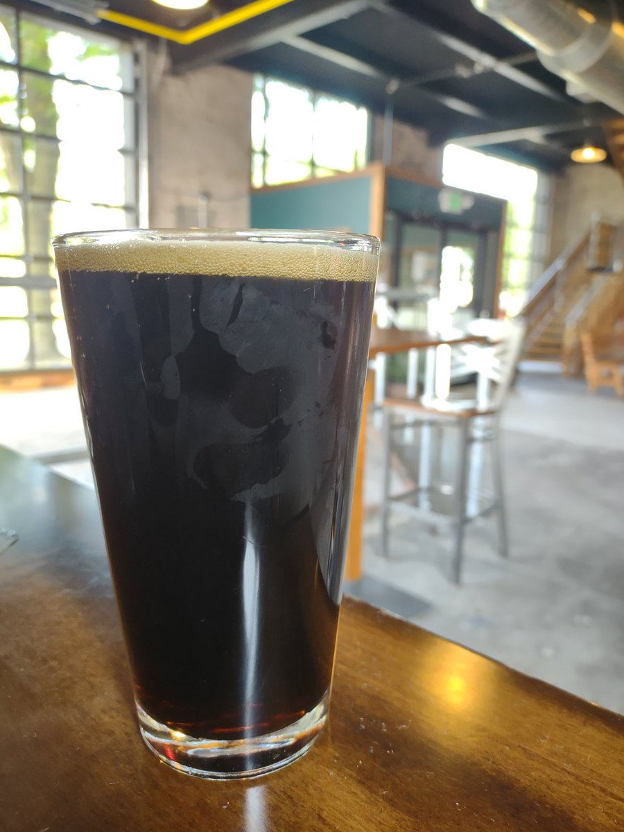 BeerSnobSean's tweet photo. Coffee stout and brown ale @EllisonBrewing REO Town.  #drinklocal #micraftbeer #michiganbeer https://t.co/hUFqPgCDTb