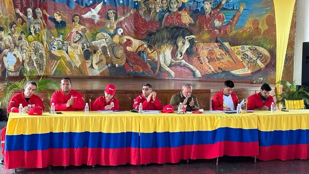 📌 #Entérate | Los #CPT de la industria petrolera, petroquímica y gasífera, llevó a cabo una reunión de trabajo con la Dirección Nacional del Partido Socialista Unido de Venezuela (PSUV).

#claseobrera 
#PDVSA

@nicolasmaduro 
@tellechearuiz 
<a href="/dcabellor/">Diosdado Cabello R</a> 
<a href="/elguerrero9523/">José Miguel Guerrero</a>