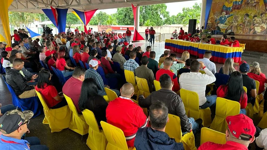 🛢️Durante la reunión, el ministro de Petróleo, Pedro Rafael Tellechea, instó a los trabajadores de #PDVSA a recuperar la capacidad productiva de la industria y a mantener la unidad.

<a href="/TellecheaRuiz/">Rafael Tellechea</a>