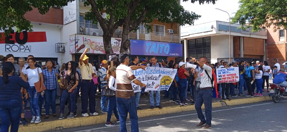 #16 de junio.Los gremios,sindicatos y organizaciones civiles exigieron hoy en San Juan de los morros #LiberenALosLuchadores #BastaDeJusticia #SonInocentes
#LiberenALosSidoristas