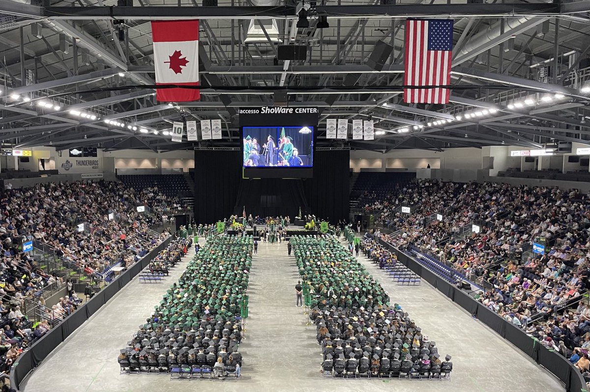 GRCPresJohnson's tweet image. Celebrating Green River College commencement today!  Well done, Gators!! Go out into the world knowing you will have extraordinary lives! 
#GreenRiverCollege
#GoGators!! 🐊