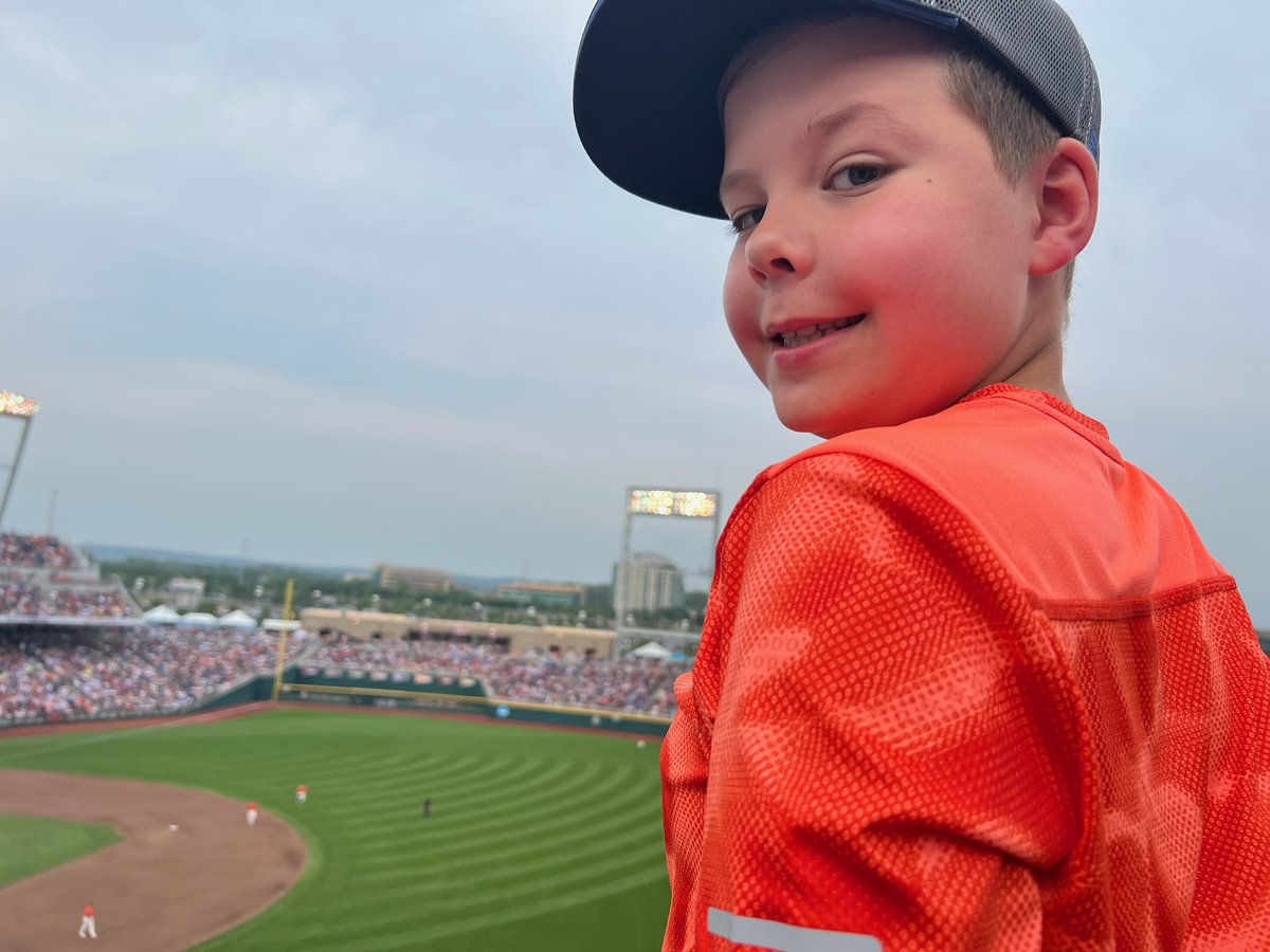 llockefield's tweet photo. Living his best life!
#baseball #CWS2023 #Omaha #GatorFan #BoysNight https://t.co/I85CDIwzDS