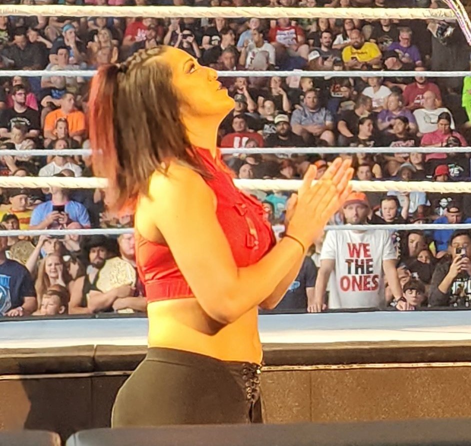 bayley is so gorgeous tonight <33