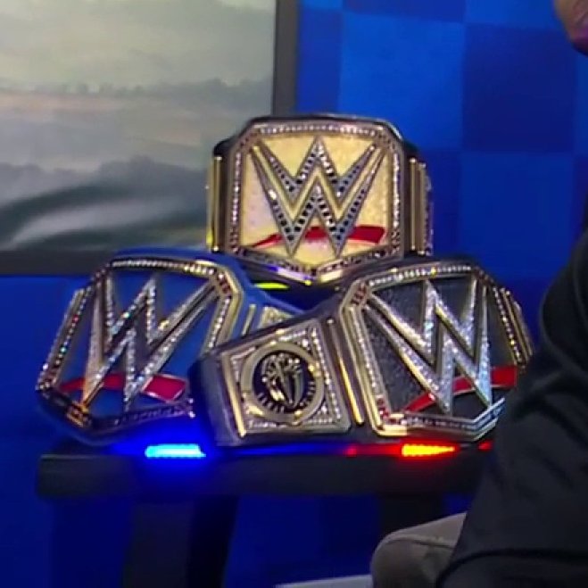 WWEonFOX's tweet photo. GOLD! 🤩

@WWERomanReigns #SmackDown https://t.co/O4xtZeqiJY