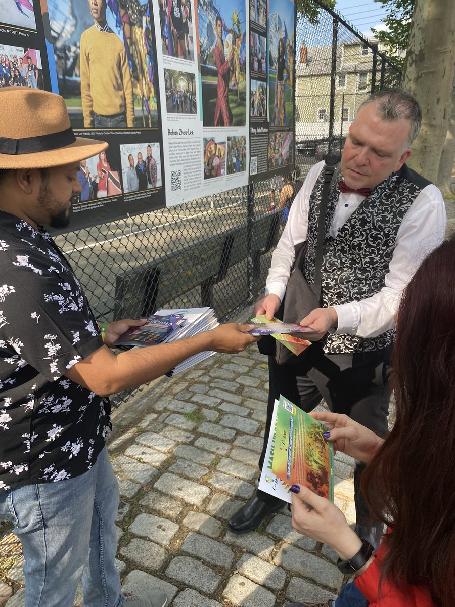 QuebecNewYork's tweet photo. Hier, nous avons emmené des membres de @fondemergence dans le Queens pour rencontrer @CaribEquality. @MohamedQAmin, @jade_stiletto leur ont présenté l’exposition photographique #LivePridefully et la façon dont l'organisation défend les voix des immigrants #LGBTQ+ caribéens à NYC. https://t.co/TvIMCJTKEI