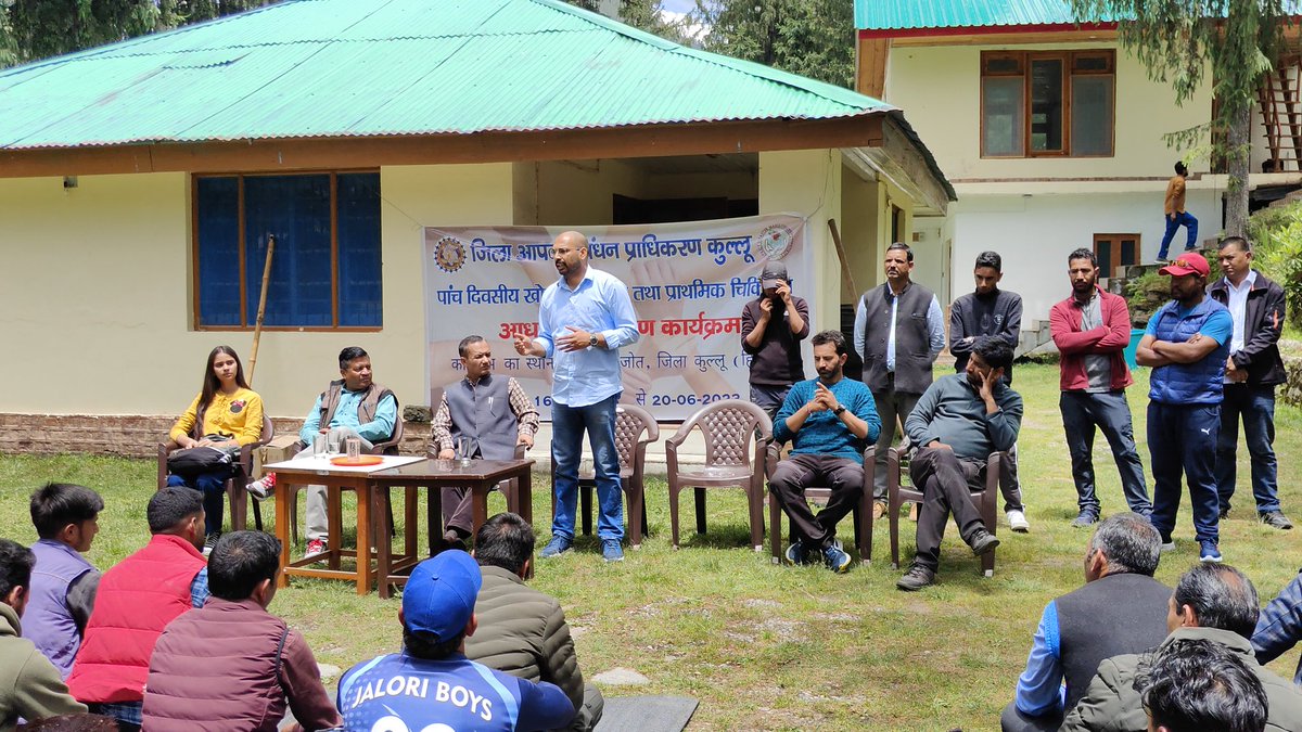 DDMAKullu's tweet image. 5-Day Training Prog. was inaugurated on SAR &amp;amp; Medical First Aid. Program targets PRIs Members, Mahila/Yuvak Mandals, NGOs &amp;amp; local volunteers near Jalori Pass. Over 100 participants are taking part, receiving training from @abvimasofficial  #CommunityTraining #SafetyFirst @HPSDMA