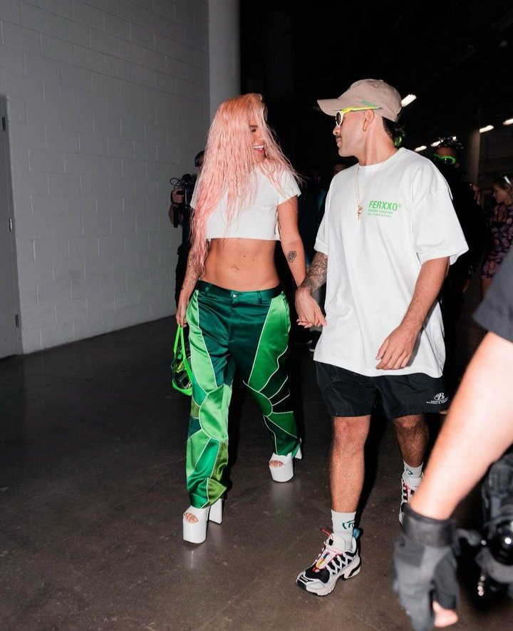 feidsite's tweet photo. Karol G &amp; Feid  📸💚🩷 https://t.co/lxTEoVeVyY