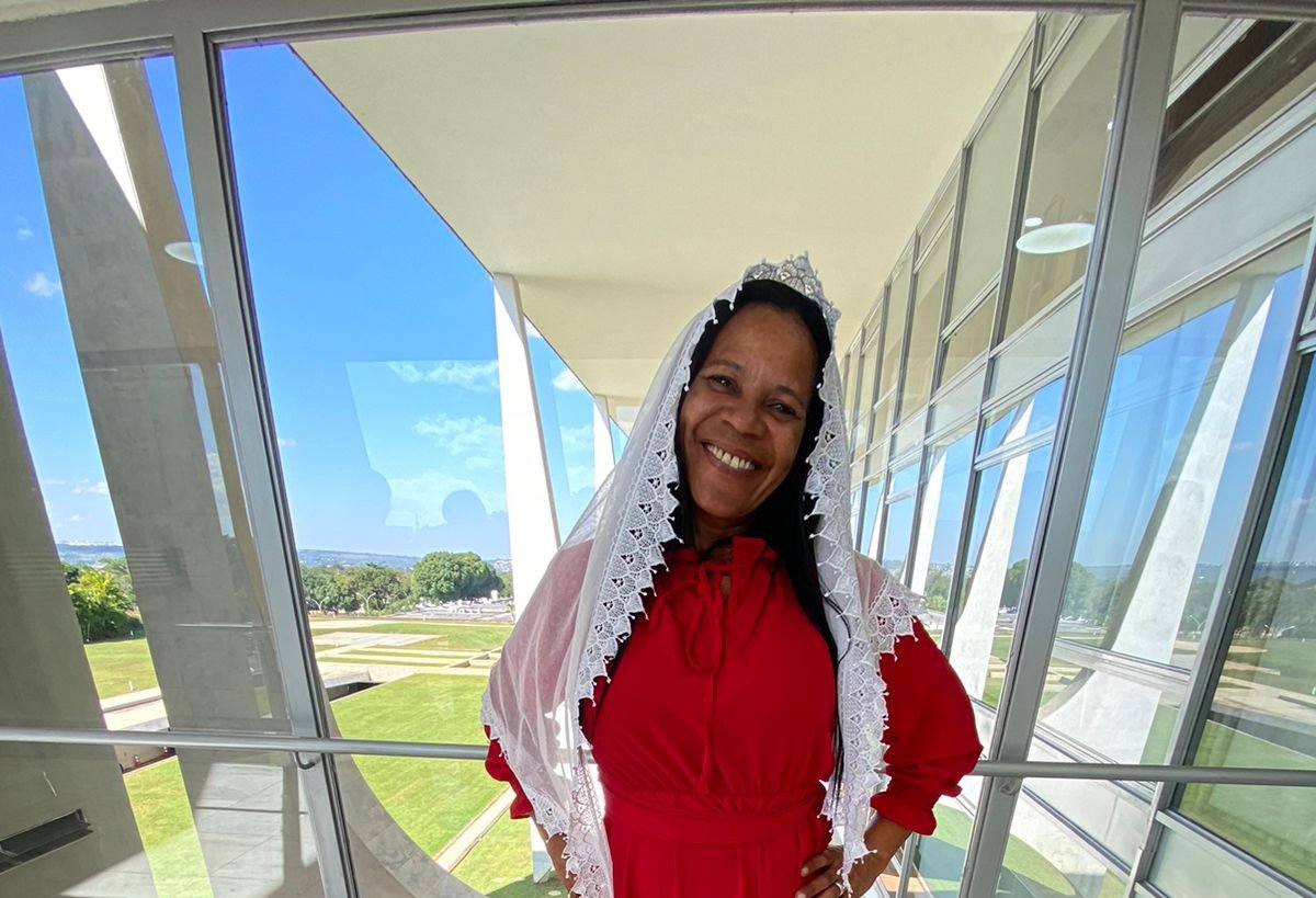 URGENTE: bolsonarista armado perseguiu e ameaçou de morte a irmã Mônica. Ele chegou a mostrar a arma para ela e dizer: "Aqui é Bolsonaro, você vai morrer agora". Segundo a pastora petista, o vizinho bolsonarista está inconformado com a derrota do Bolsonaro e a acusa de "jogar uma