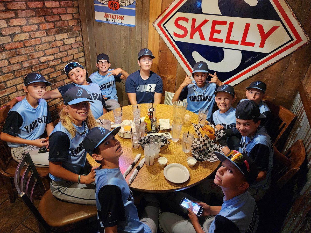 YardGoats2's tweet photo. 12U 🐐 with some fellowship after this afternoon's game in Bettendorf, IA. https://t.co/TMIw9WObcE