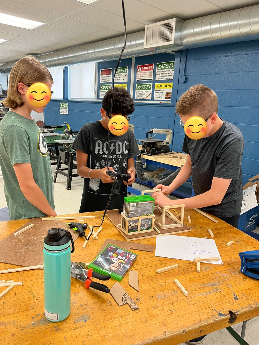 Les 7e <a href="/EJJamesPS/">EJ James PS</a> ont construit des structures pour aider Mme Pomme à mieux s’organiser! Ils ont aussi calculé l’efficacité structurale.