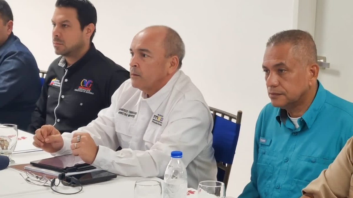 torrealbaf's tweet photo. Cerramos la semana con una buena jornada de trabajo con el Estado Mayor de la Clase Obrera de Bolívar, el Gobernador @amarcanopsuv, autoridades de la Junta de la CVG @Hectorsilvavzla y @alexroca1, revisando temas relativos a la atención de l@s trabajador@s.

#NoMásAgresiónYankee https://t.co/N05Cauw94S