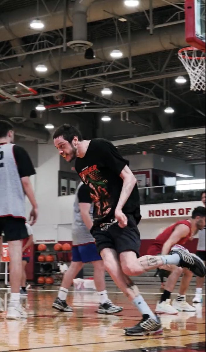 fragginAJ's tweet photo. in the future we are all pete davidson playing basketball https://t.co/tknei2bwQ6