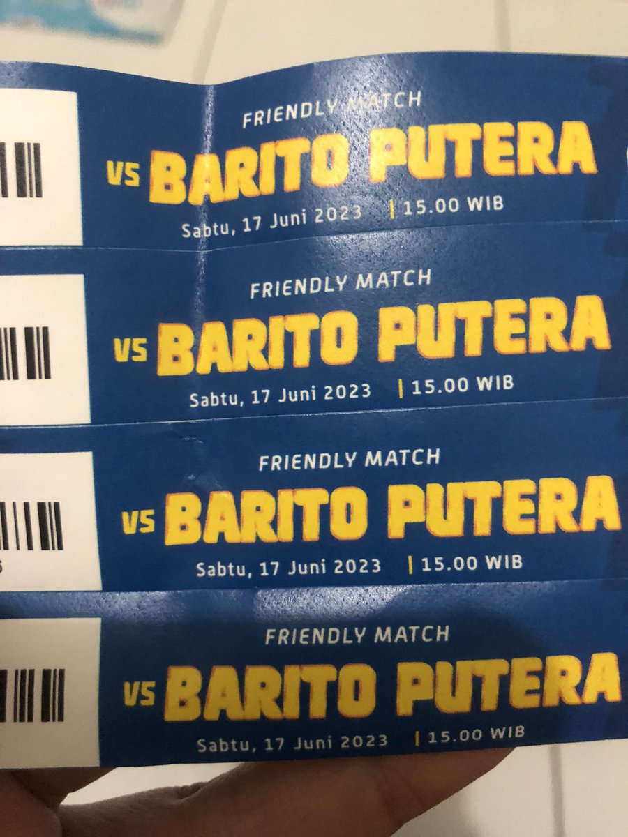 Nah karena anak aku Seiryu Zanetti  hari ini ultah. Mau bagi-bagi tiket buat nonton <a href="/PSSleman/">PSS</a> VS Barito. 
Ada 4 tiket biru. Untuk dua orang. 
Syarat? RT ae dan doa baek buat anak ku. End Jam 10. Nek cedak omah tak gosend. Nek adoh COD ae omah ku ra adoh dr stadion 😌