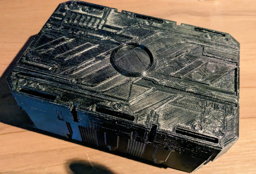 HedgehogMod's tweet image. 少し前に自作したものですが、頂いた名刺を収納しておく整理箱です🦊笑