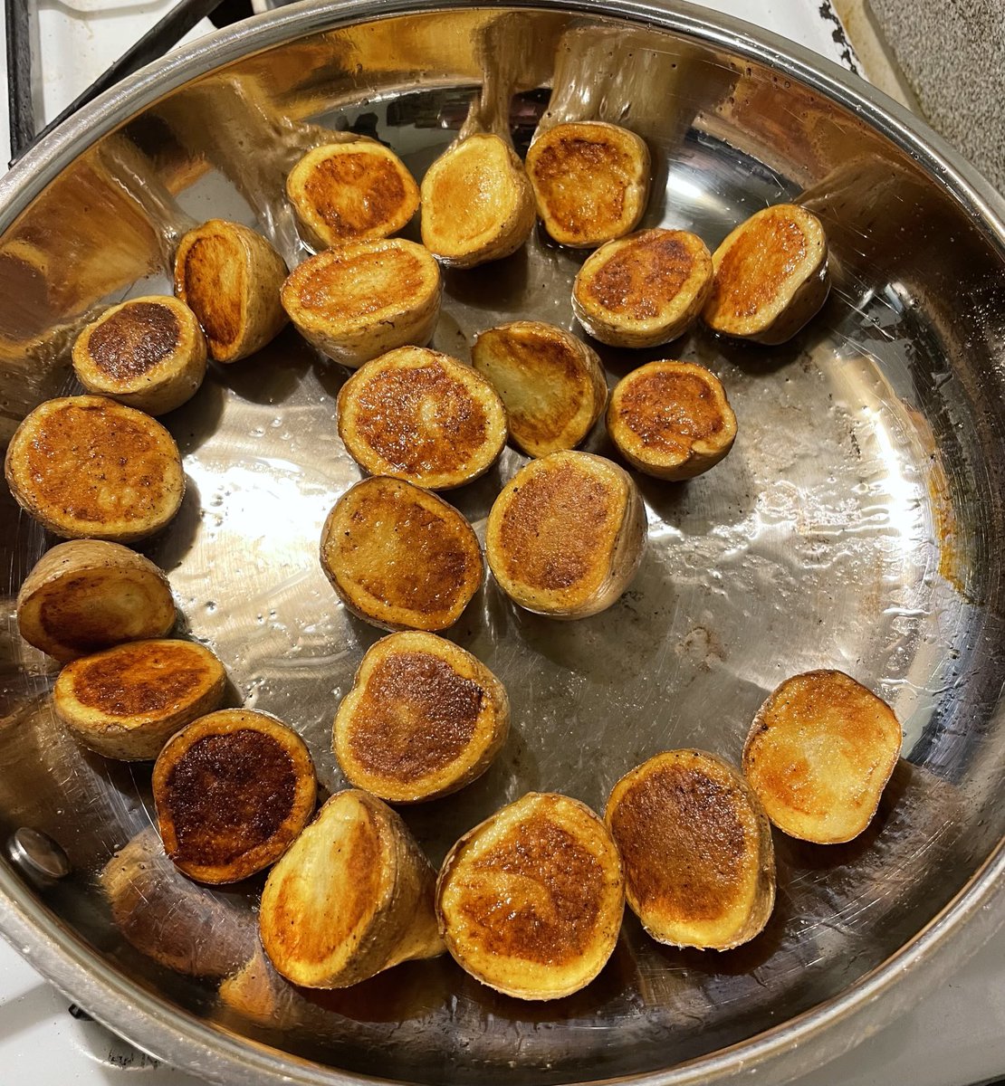 jimhunterb1's tweet photo. #panRoasted #potatoes #cooking https://t.co/QaIuzQdWbg