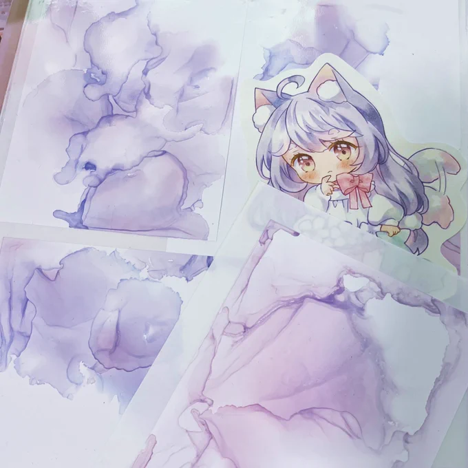 退色の件、昨日気がついたんだけどアルコールインクアート(左と上はファイル保存で右下のみ額装展示してた)も室内で2週間くらい飾っていたらいつの間にか薄くなってた UVカットのスプレーがあるってデザイナーの先生言ってたけどどれくらい防げるものなんだろう