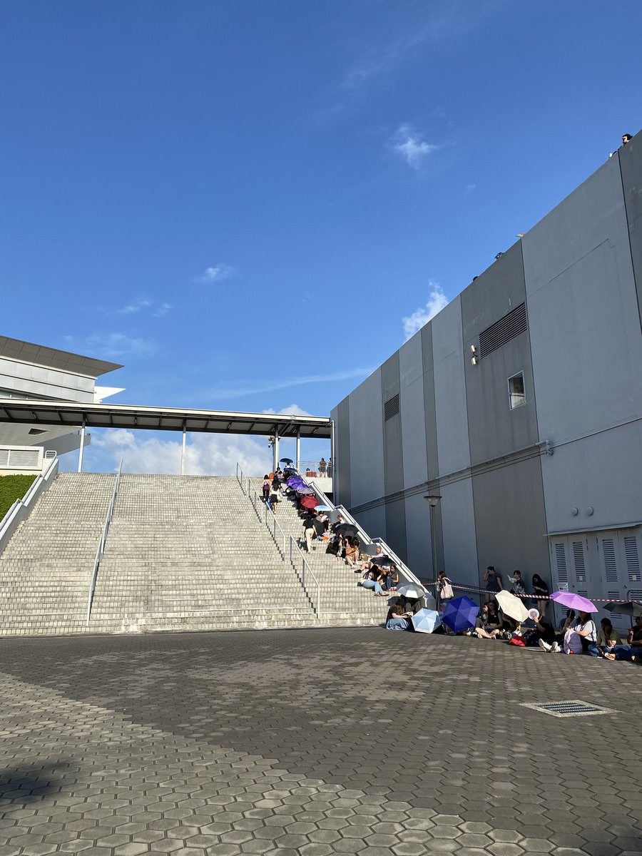 minielocket's tweet image. good morning merch queue 😩 #AgustD_SUGA_Tour_in_Singapore