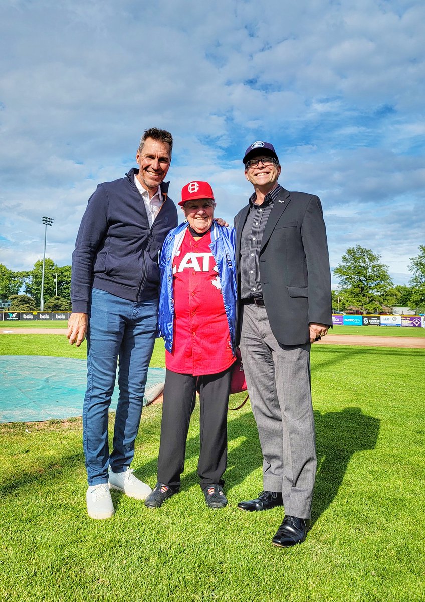 Former @Canucks Goalie Kirk McLean on the mound with members of our ownership group, including the indomitable Helen!

#HarbourCats #DoSomethingCool #Baseball #Community #YYJEvents #YYJ