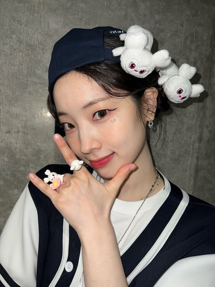 JYP Ent. divulgou que Jeongyeon e Dahyun, do TWICE, testaram positivo para Covid-19.

A empresa informou que elas não participarão do show de hoje da Ready To Be Tour em Seattle nos Estados Unidos.

Desejamos uma boa e pronta recuperação.