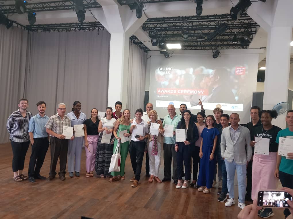 Premiado estudiante de la Facultad de #Química Ernesto Diaz Infante (segundo lugar) en el Falling Walls Lab #Cuba, una competencia donde sus participantes presentan el pitch de su negocio en solo ¡¡3 minutos!!

#FallingWalls #habana #espacioscreativos