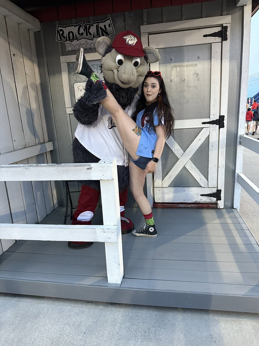 Todays bestie photos brought to you by “wow Ferrous, I didn’t know I could bend like that” (he liked my phanatic socks ❤️)