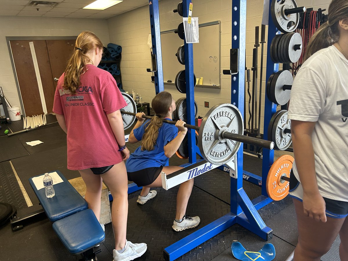 Model_volleyball tweet media