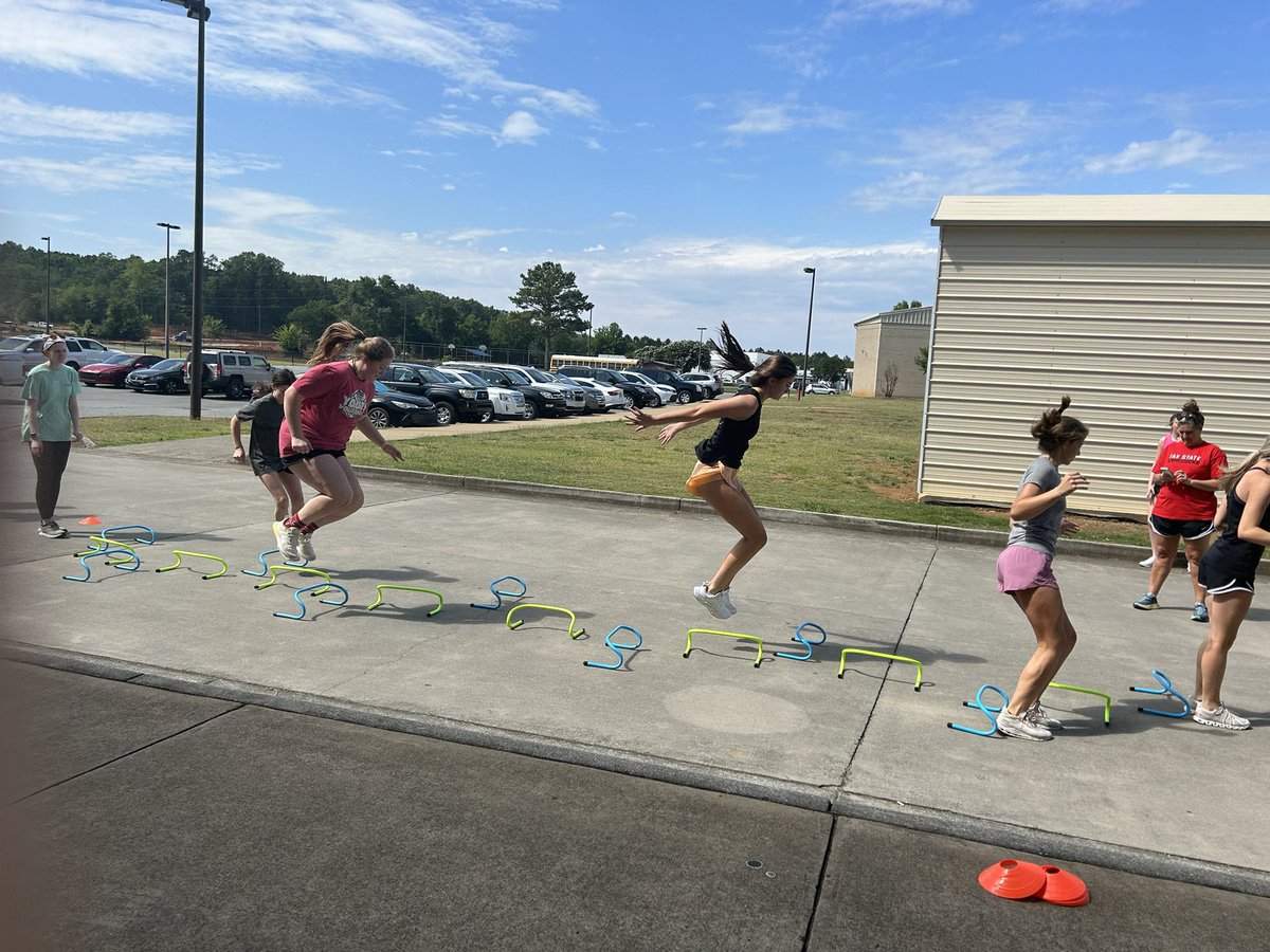 Model_volleyball tweet media