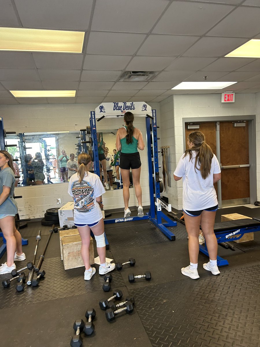 Model_volleyball tweet media