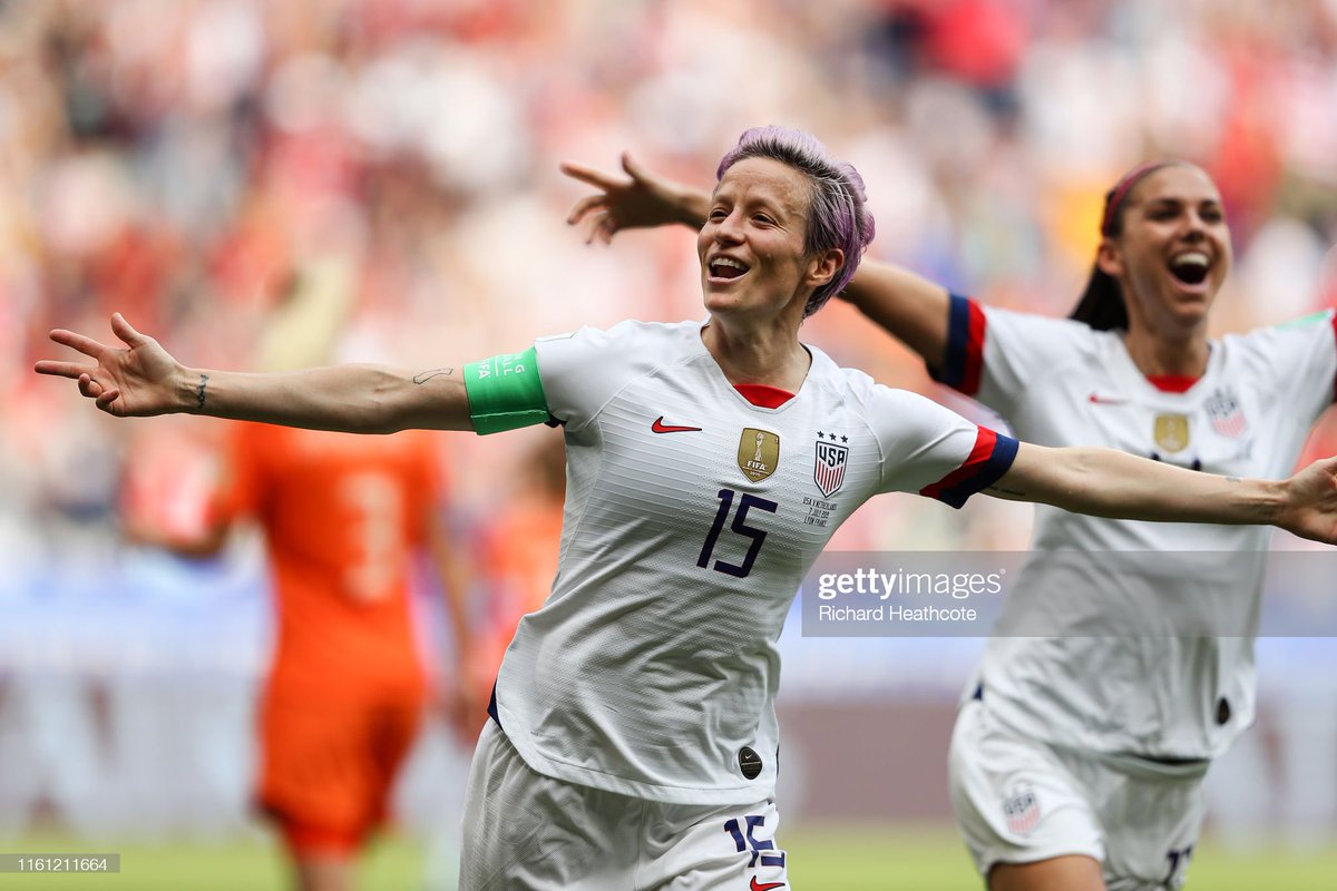 CopaLendas's tweet image. Megan Rapinoe, Estados Unidos 🇺🇸.
Copa do Mundo de 2019, França.
Campeã Mundial. Melhor jogadora e artilheira da Copa.
6 gols, 5 jogos.
#rapinoe #unitedstates #worldcup2019 #fifa #legend #champion #yankees #ussf #parcolympiquelyonnais #panini #usa #worldcup2023