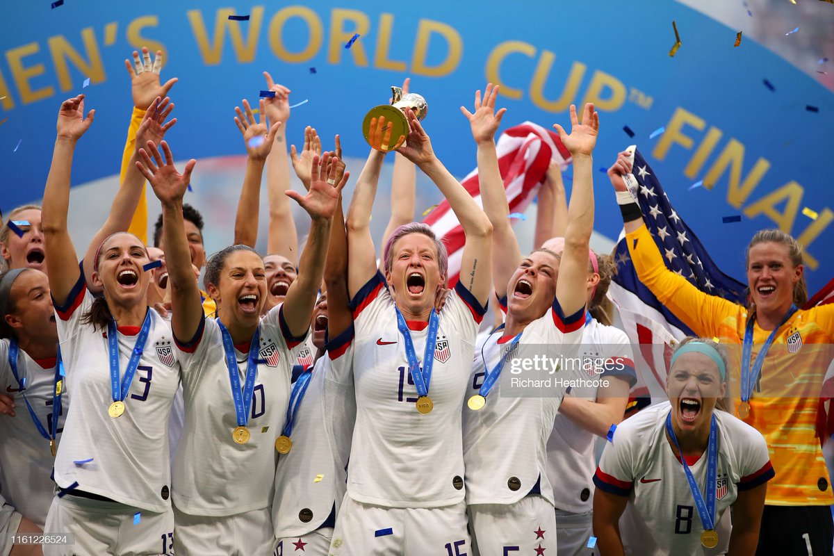 CopaLendas's tweet image. Megan Rapinoe, Estados Unidos 🇺🇸.
Copa do Mundo de 2019, França.
Campeã Mundial. Melhor jogadora e artilheira da Copa.
6 gols, 5 jogos.
#rapinoe #unitedstates #worldcup2019 #fifa #legend #champion #yankees #ussf #parcolympiquelyonnais #panini #usa #worldcup2023