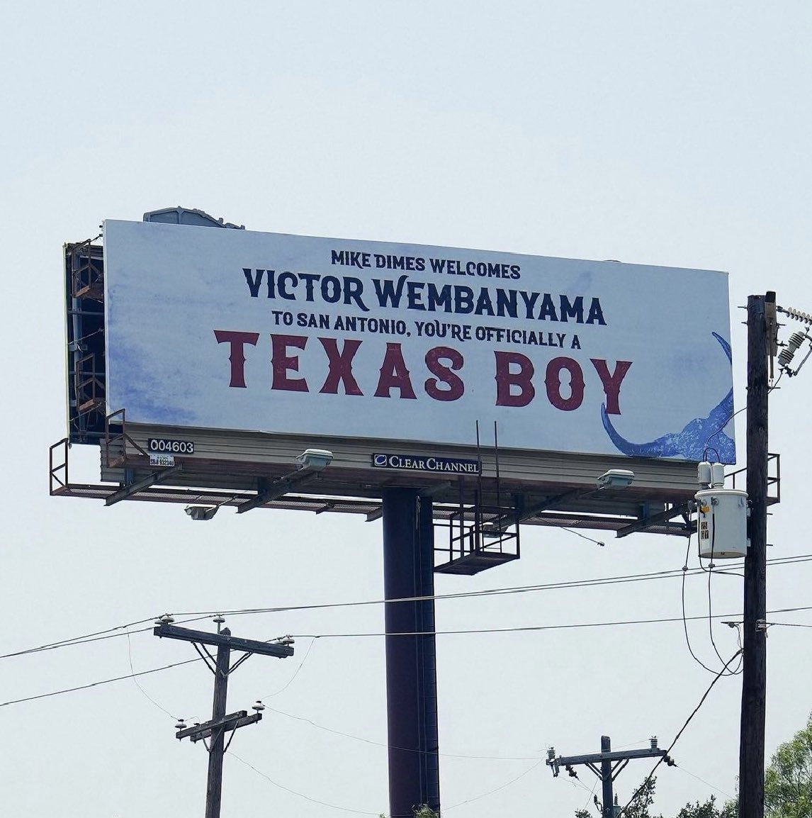 TheDunkCentral's tweet photo. Wemby is officially a Texas Boy 🔥

Mike Dimes welcomes the young 🐐 to Texas https://t.co/dUwhs1lljh