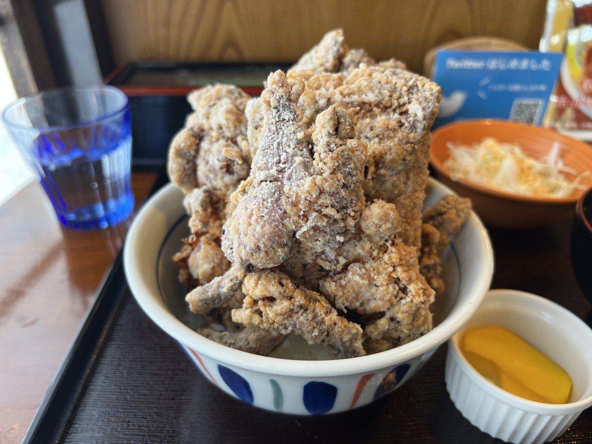 797binbo's tweet photo. 三郷駅前 #misato #saitama
キッチンBUSSTOP 2号店 #kitchen_busstop
ノーマル唐揚げ丼 ご飯小
ここは異世界、RPGのラスボスのような4つの唐揚げ。反面、塩気低く食べやすく鶏肉の旨味を楽しめる逸品。特に皮がパリサクで美味しい。
#ランチ #昼飯 #setmeal #toofull #fried_boneless_chicken_thigh https://t.co/uF8lr95jMf