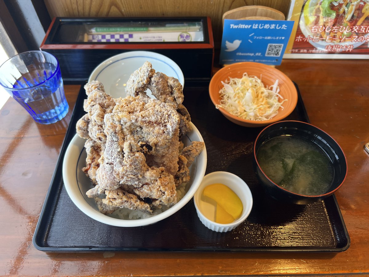 797binbo's tweet photo. 三郷駅前 #misato #saitama
キッチンBUSSTOP 2号店 #kitchen_busstop
ノーマル唐揚げ丼 ご飯小
ここは異世界、RPGのラスボスのような4つの唐揚げ。反面、塩気低く食べやすく鶏肉の旨味を楽しめる逸品。特に皮がパリサクで美味しい。
#ランチ #昼飯 #setmeal #toofull #fried_boneless_chicken_thigh https://t.co/uF8lr95jMf