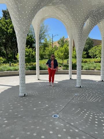 Have you seen  the 23-foot art installation in the downtown Bellevue Park?  Located on the Northeast side  TheVeryManys sculpture has over 6000 unique panels, 60,000 handmade folds and over 180,000 rivets! @TheVeryManys

#SellSeattleSuburbs
#placestogo