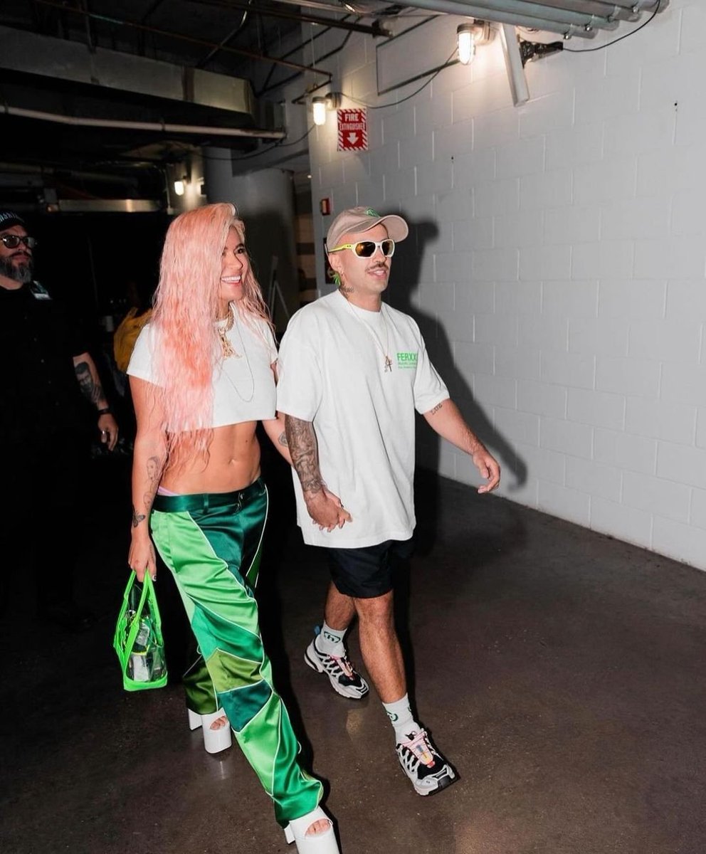 flowlazona's tweet photo. Murió #Anuel 😬 #KarolG & #Feid se ven juntos agarrado de manos por primera vez.
.
.
#flowlazona #flowlazonaNews #feid #karolgfeid #feidykarolg #flowlazonamusica #soynuklear https://t.co/8u5iVGDD08