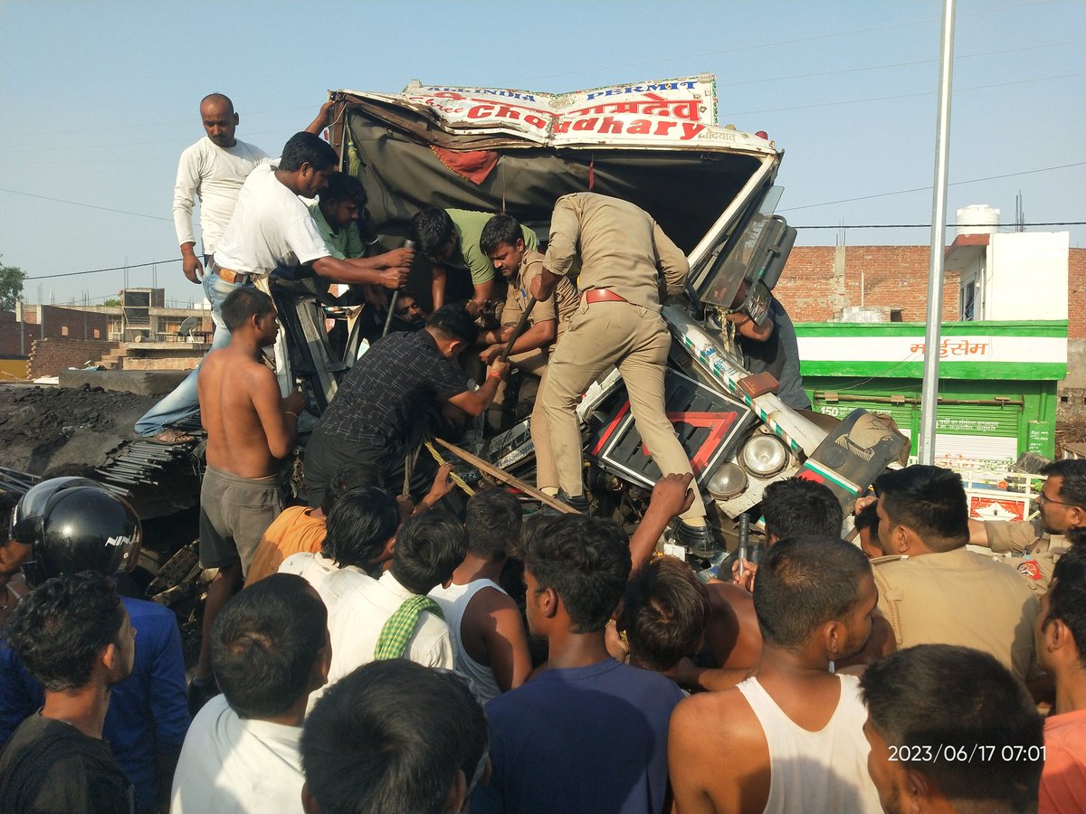 महाराजपुर थाना क्षेत्र के सरसौल ओवरब्रिज पर भीषण सड़क हादसा, मौके पर पहुंची डायल 112 के जवान व महाराजपुर पुलिस ने केबिन में फंसे चालक को सुरक्षित बाहर निकालकर अस्पताल में कराया भर्ती
<a href="/dgpup/">DGP UP</a> 
<a href="/Uppolice/">UP POLICE</a> 
<a href="/kanpurnagarpol/">POLICE COMMISSIONERATE KANPUR NAGAR</a>