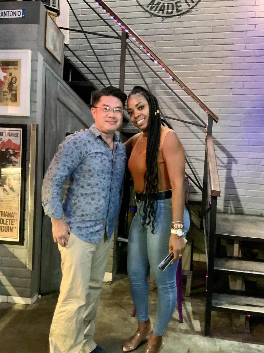 egyikfan's tweet photo. #Powerful #Vocal
No #microphone is needed for this #Cuban #Singer
#SimplyWOW #LiveSinging at #KilometroZero restaurant in #Havana #Cuba
(07 April 2023) https://t.co/vOqWAeyoNC