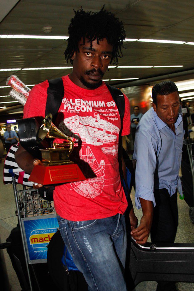 Seu Jorge desembarcando do aeroporto com seu Grammy (2013)