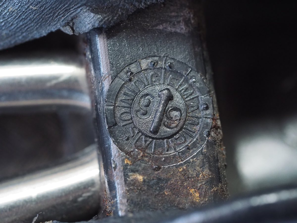 Shizuoka_Career's tweet image. 乗り始めに「パキン」
レールが折れると聞いたことはありますが、さすがに20年以上経過すれば、樹脂は劣化しますね。
99年２月製のようです。

　#selleITALIA #ロードバイク #flite