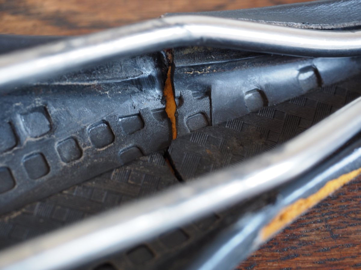 Shizuoka_Career's tweet image. 乗り始めに「パキン」
レールが折れると聞いたことはありますが、さすがに20年以上経過すれば、樹脂は劣化しますね。
99年２月製のようです。

　#selleITALIA #ロードバイク #flite