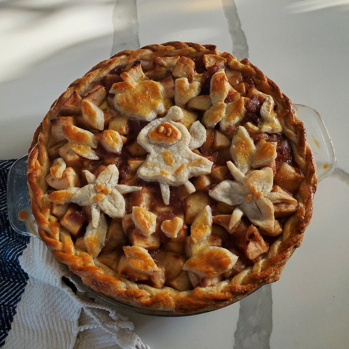 happy birthday venti barbatos genshinimpact!!! i baked you (into) an apple pie  💚🍎🍃🎂