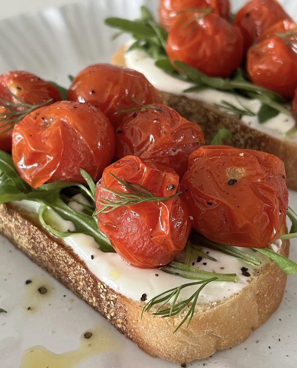 ⠀
        “อรุณสวัสดิ์ ฉันไม่ได้พูดคำนี้มานานเหมือนกัน ขอให้ทุกคนมีวันที่ดี” 
⠀
          เธอแทบจะลืมไปแล้วว่ามนุษย์ต้องทานอาหารเช้า เธอขมวดคิ้วมองจานเปล่าที่วางอยู่บนโต๊ะ โทสมะเขือเทศที่คุณแม่บ้านยกมา หายเข้าท้องเธอไปภายในพริบตาได้ยังไงกันนะ
⠀