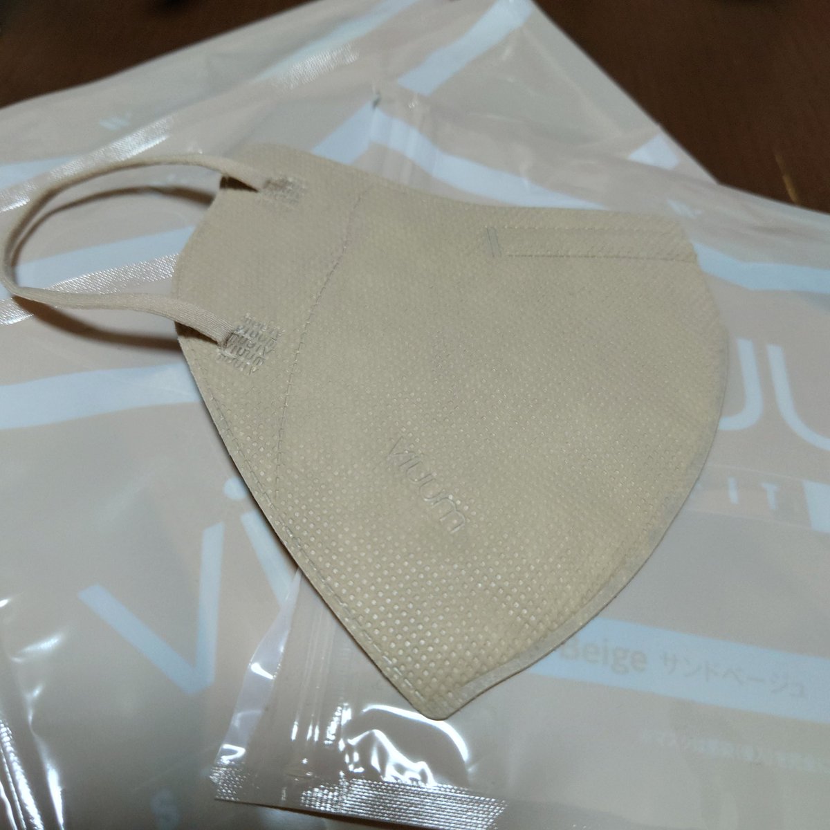 puu_o_hoku's tweet photo. RTのプレゼント企画でViuumマスクが当たりました🎁
ライトシルバーがあったら迷わず選んだけど、選べる4色になかったので、サンドベージュに。毛羽立ちもなさそうだし、これからの時期に良さそう😊
顎のかかり具合も絶妙👍
ありがとうございました。
#ViUUM
@ViUUM_jp
@ViUUM_Official
@_kyeom97 https://t.co/mnkCk44EpR