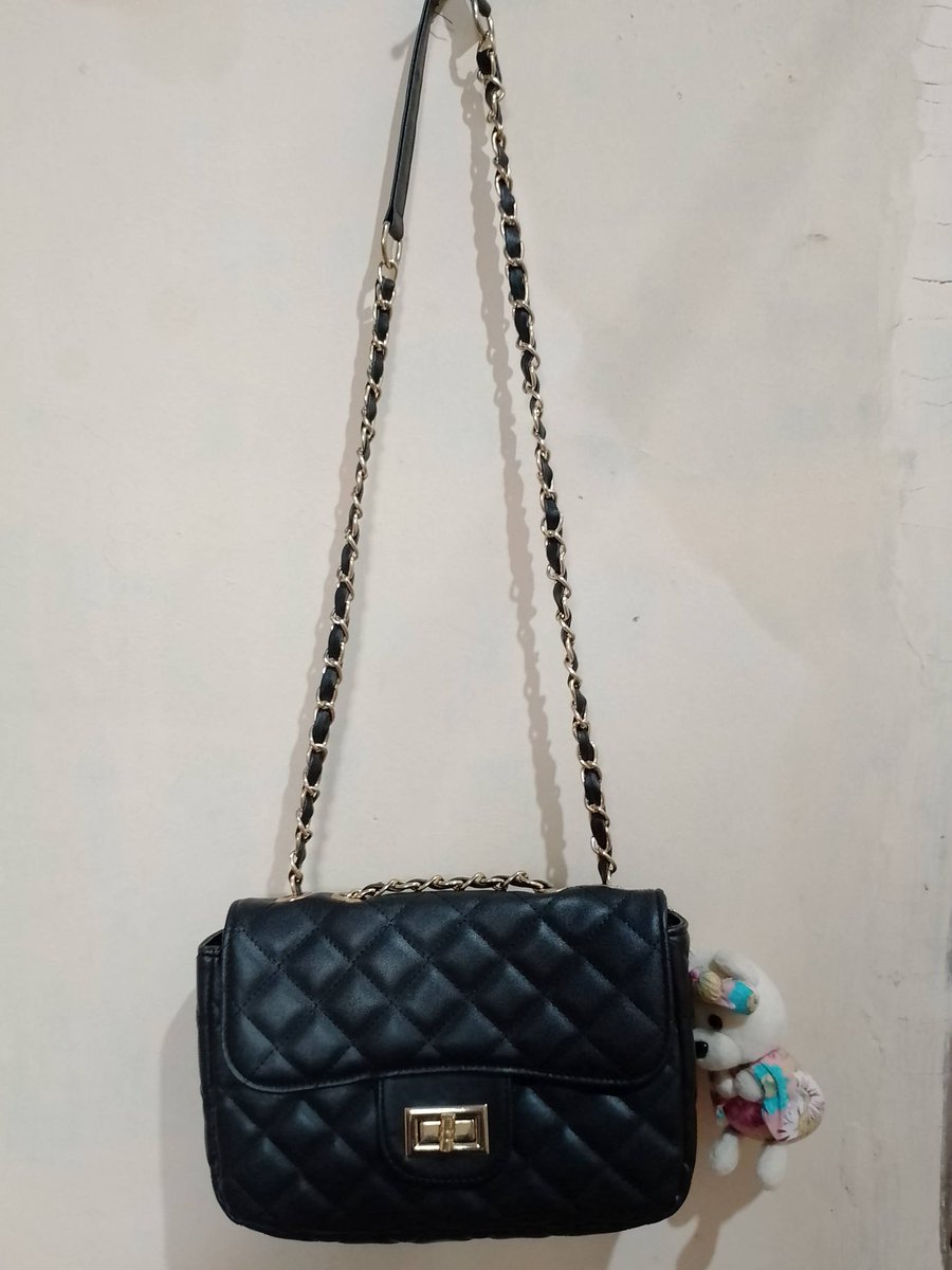 glimpseofme__'s tweet photo. Warnanya ada juga selain warna item, untuk bagian dalamnya ada bagian Zipper sama kantong gtu, jdi mudah buat naro brng2 kecil. Selamat berbelanja, happy weekend ❤️
#OOTD #shopping https://t.co/TH8JF4PzFP