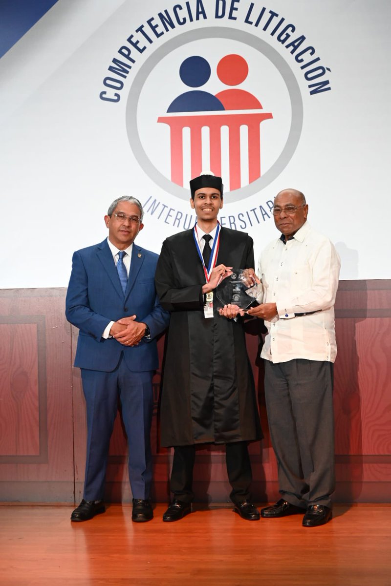 TribunalConstRD's tweet photo. Los jóvenes Khalil Veras Etanislao y Antomyl Novo Sánchez, de la Universidad Iberoamericana (UNIBE), resultaron ganadores del primer lugar de la Competencia de Litigación Interuniversitaria.
1/2 https://t.co/SMhL94PCa3