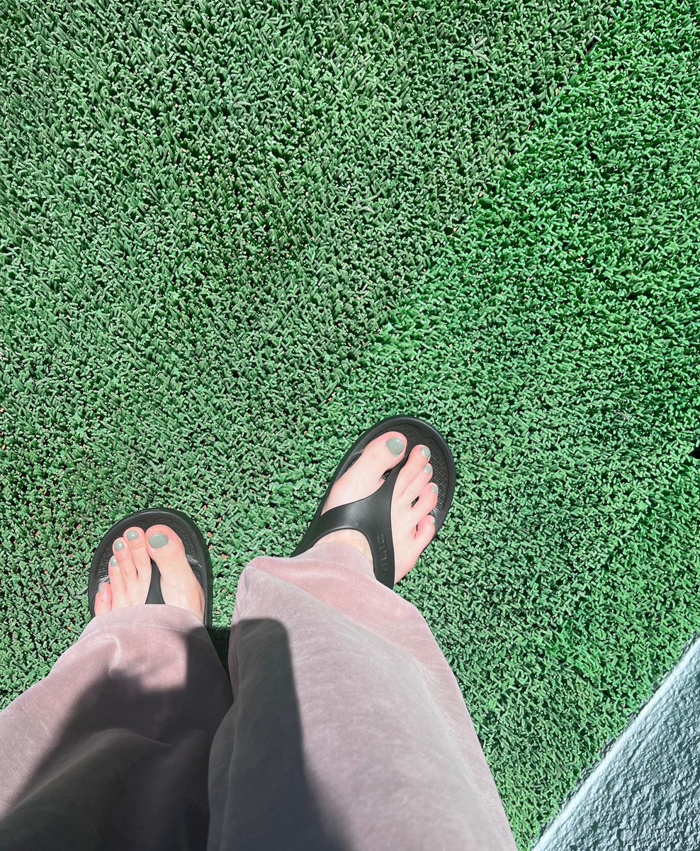apri_kamo's tweet photo. このビーサン、素晴らしい…

鼻緒タイプの靴擦れ恐怖症なので手を出さなかったタイプだったけど、
4.5センチの厚底で普段履きにも可愛いし、
何よりクッション性が高くて歩くの気持ちいい。
医療現場でも使われてるらしい。

仰る通りの「雲を歩くような履き心地」！！☁️

https://t.co/HFCg3rw3dk https://t.co/qeSTrTQTMr